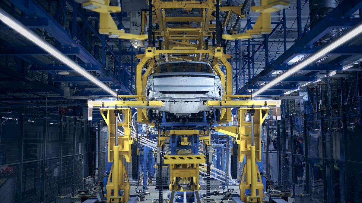 Ford otevřel svou první uhlíkově neutrální továrnu. Vyrábět bude elektromobily